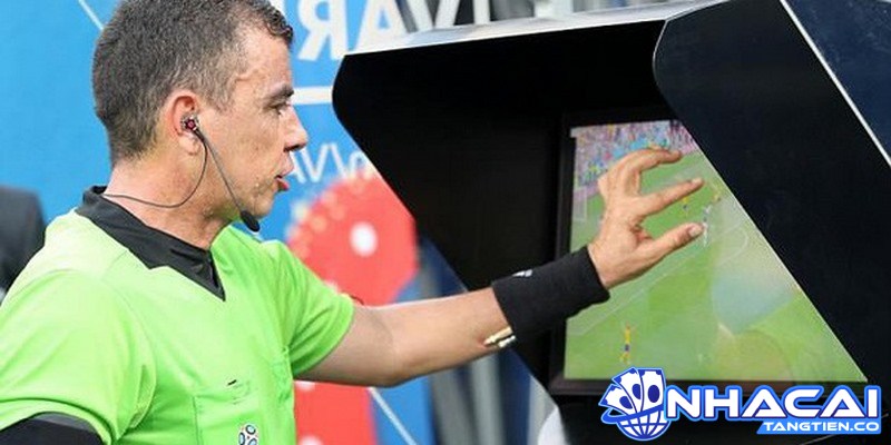 Var đảm bảo tính công bằng khi trọng tài quyết định sai trong trận đấu